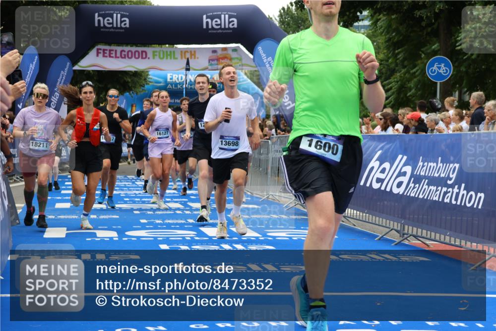 29.06.2025 - hella hamburg halbmarathon Strokosch-Dieckow http://msf.ph/oto/8473352 29.06.2025 10:46:21 Ziel 1600, 2048, 2222, 2842, 3056, 4237, 4949, 6421, 6691, 6978, 7335, 8142, 8981, 9497, 9786, 11185, 11773, 12171, 12651, 12891, 13698, 14045, 14200, 14228, 14262, 14482, 15157, 16127, 17190, 18118, 18211, 18637, 19209 meine-sportfotos.de