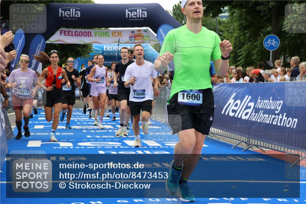 29.06.2025 - hella hamburg halbmarathon Strokosch-Dieckow http://msf.ph/oto/8473453 29.06.2025 10:46:21 Ziel 1600, 2048, 2222, 2842, 3056, 4237, 4949, 6421, 6691, 6978, 7335, 8142, 8981, 9497, 9786, 11185, 11773, 12171, 12651, 12891, 13698, 14045, 14200, 14228, 14262, 14482, 15157, 16127, 17190, 18118, 18211, 18637, 19209 meine-sportfotos.de