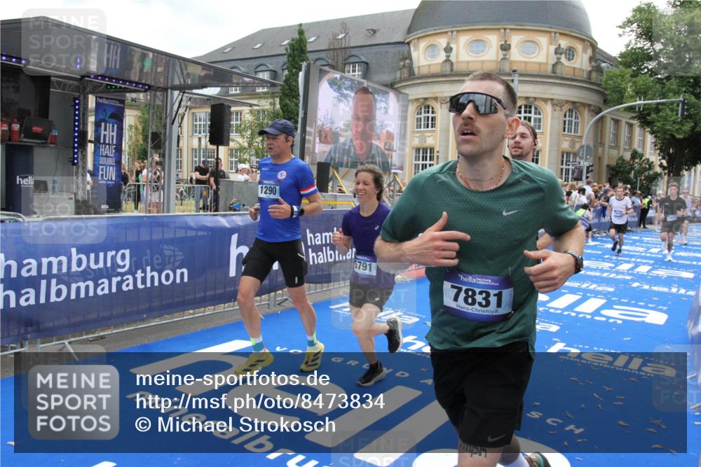 29.06.2025 - hella hamburg halbmarathon Michael Strokosch http://msf.ph/oto/8473834 29.06.2025 10:37:39 Ziel 1290, 5791, 7831, 10451, 10922, 11106, 14934, 18193, 18216 meine-sportfotos.de