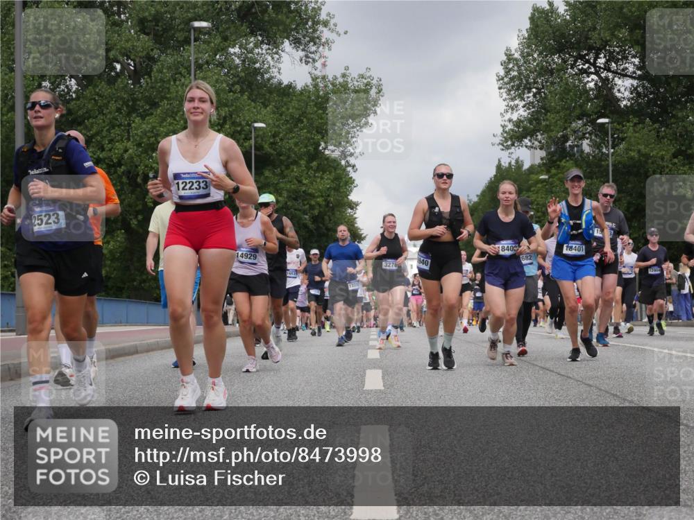 29.06.2025 - hella hamburg halbmarathon Luisa Fischer http://msf.ph/oto/8473998 29.06.2025 10:45:36 Kennedybrücke 2523, 12233, 14929, 3276, 16535, 1221, 940, 8409, 682, 15, 18401, 1039, 1712, 2069, 2974, 3276, 3326, 3568, 4385, 4541, 4735, 4736, 5671, 6320, 7022, 7023, 8014, 8712, 10532 meine-sportfotos.de
