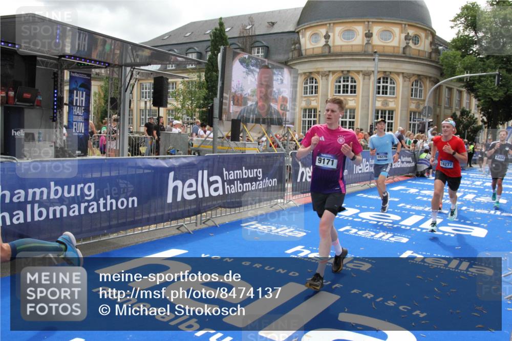 29.06.2025 - hella hamburg halbmarathon Michael Strokosch http://msf.ph/oto/8474137 29.06.2025 10:37:53 Ziel 1615, 2196, 2404, 9171, 13148, 18103, 18276, 18277, 18529 meine-sportfotos.de