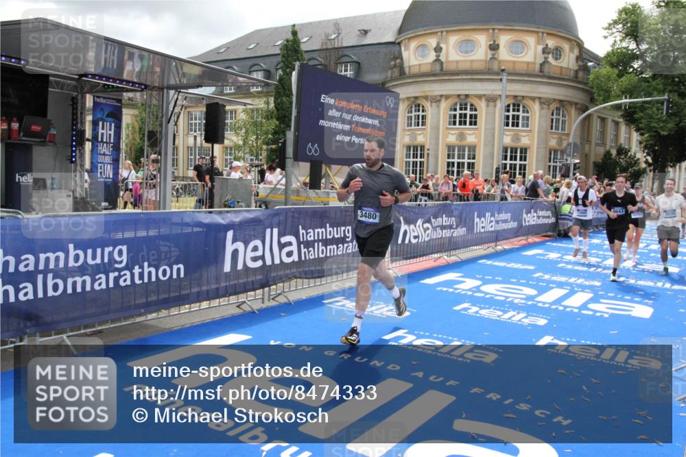 29.06.2025 - hella hamburg halbmarathon Michael Strokosch http://msf.ph/oto/8474333 29.06.2025 10:38:01 Ziel 3480, 3530, 7229, 9643, 10793, 11952, 12915, 13900, 15303, 16698, 18103 meine-sportfotos.de
