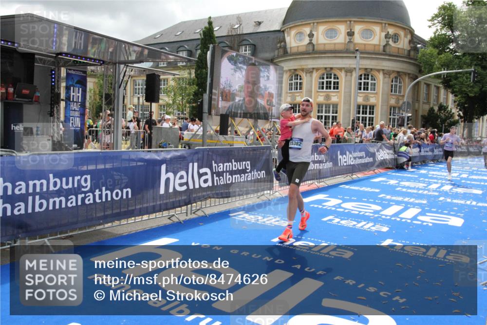 29.06.2025 - hella hamburg halbmarathon Michael Strokosch http://msf.ph/oto/8474626 29.06.2025 10:38:11 Ziel 5091, 8091, 9944, 11049, 14274, 15382, 17623, 18986 meine-sportfotos.de