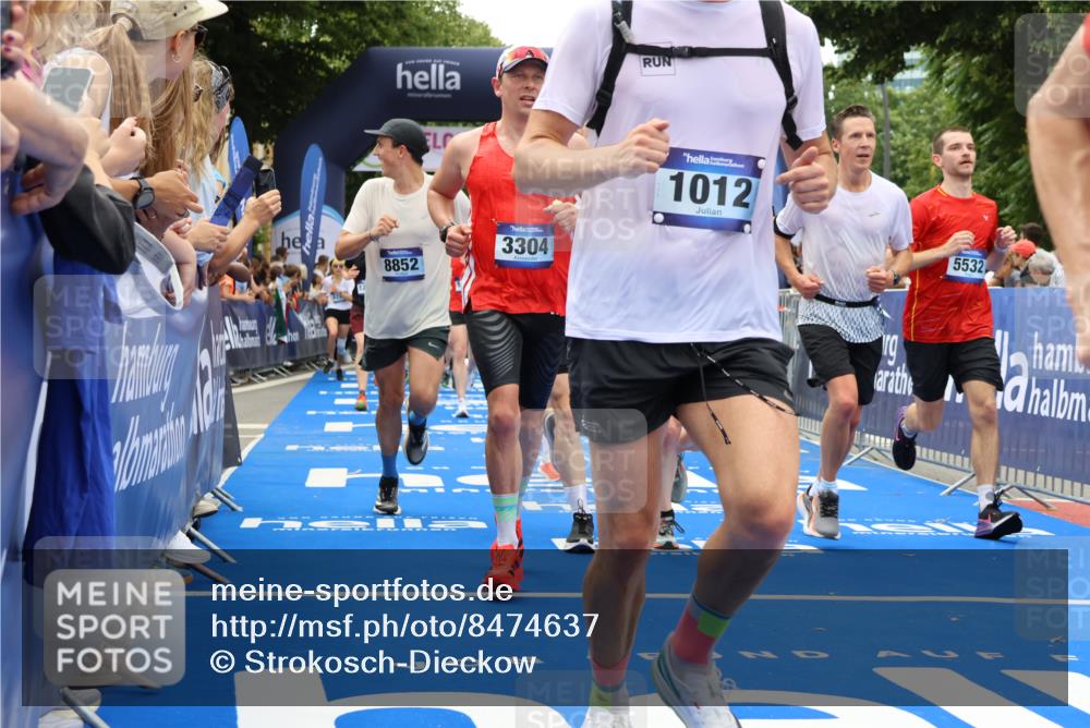 29.06.2025 - hella hamburg halbmarathon Strokosch-Dieckow http://msf.ph/oto/8474637 29.06.2025 10:47:28 Ziel 51, 1012, 1070, 1320, 1592, 1696, 2274, 2284, 2839, 2869, 2953, 3304, 5532, 5650, 5889, 6009, 8023, 8234, 8693, 8852, 8927, 9305, 10423, 10969, 11021, 11077, 11491, 12870, 13223, 13303, 14619, 15350, 15451, 15479, 15923, 16089, 16819, 17846, 17905, 18104, 18758, 18974, 19181 meine-sportfotos.de