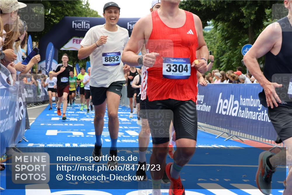 29.06.2025 - hella hamburg halbmarathon Strokosch-Dieckow http://msf.ph/oto/8474723 29.06.2025 10:47:29 Ziel 51, 1012, 1070, 1320, 1592, 1696, 2274, 2284, 2839, 2869, 2953, 3304, 5532, 5650, 5889, 6009, 8023, 8234, 8693, 8852, 8927, 9305, 10423, 10969, 11021, 11077, 11491, 12870, 13223, 13303, 14618, 14619, 15350, 15451, 15479, 15923, 16819, 17846, 17905, 18104, 18758, 18970, 18974, 19181 meine-sportfotos.de