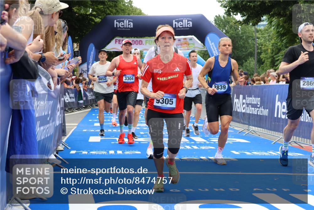 29.06.2025 - hella hamburg halbmarathon Strokosch-Dieckow http://msf.ph/oto/8474757 29.06.2025 10:47:27 Ziel 51, 1012, 1070, 1592, 1696, 2274, 2284, 2839, 2864, 2869, 2953, 3304, 5532, 5650, 5889, 6009, 8023, 8234, 8693, 8852, 8927, 9305, 10423, 11021, 11077, 11491, 12870, 13223, 13303, 13782, 15350, 15479, 15611, 15923, 16089, 16819, 17846, 17905, 18104, 18758, 18974, 19181 meine-sportfotos.de