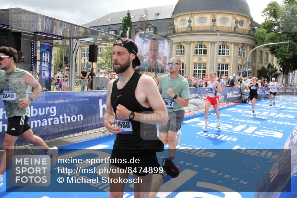 29.06.2025 - hella hamburg halbmarathon Michael Strokosch http://msf.ph/oto/8474899 29.06.2025 10:38:21 Ziel 1042, 1688, 2849, 3431, 6095, 7110, 7743, 8002, 14688, 18584 meine-sportfotos.de