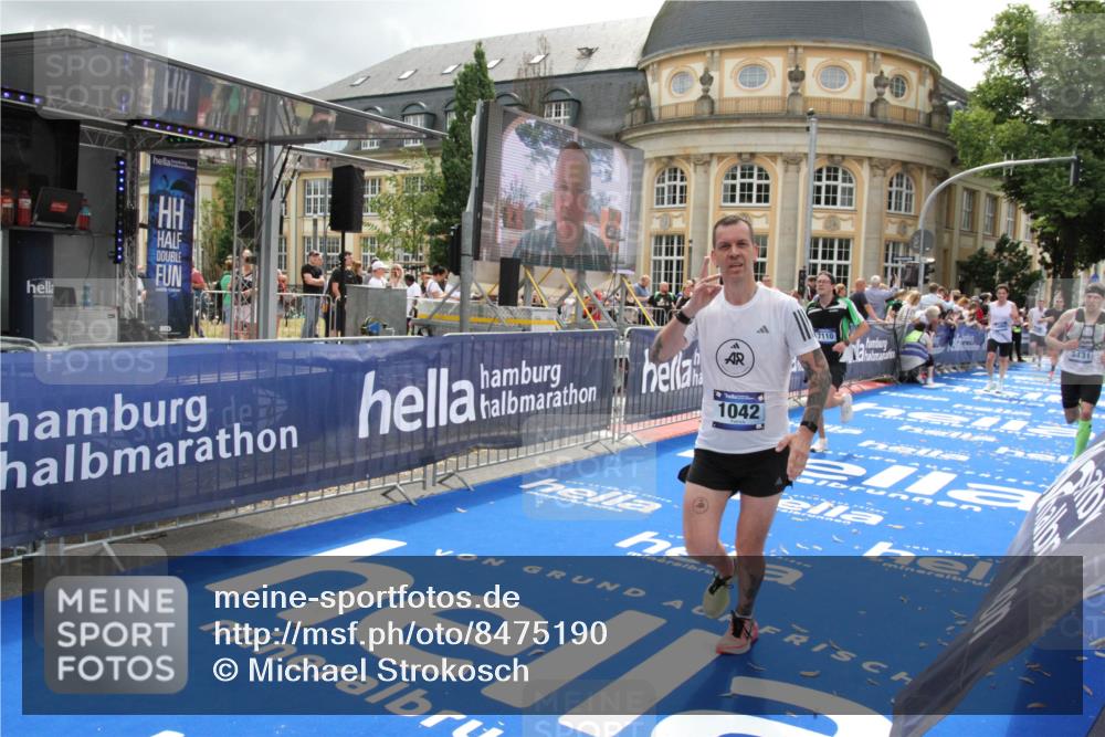 29.06.2025 - hella hamburg halbmarathon Michael Strokosch http://msf.ph/oto/8475190 29.06.2025 10:38:27 Ziel 1042, 1710, 2745, 3014, 3431, 3790, 6095, 7110, 14992, 16075, 16280, 18761 meine-sportfotos.de