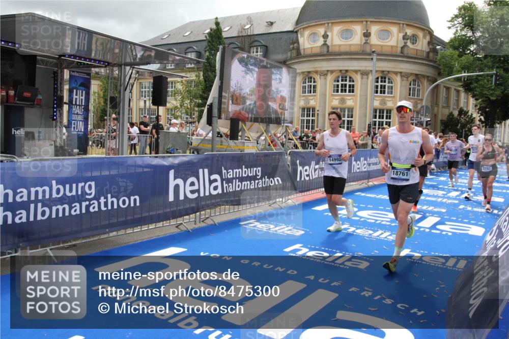 29.06.2025 - hella hamburg halbmarathon Michael Strokosch http://msf.ph/oto/8475300 29.06.2025 10:38:30 Ziel 1710, 2745, 3014, 3431, 3790, 7110, 8571, 14992, 16075, 16280, 18357, 18761 meine-sportfotos.de
