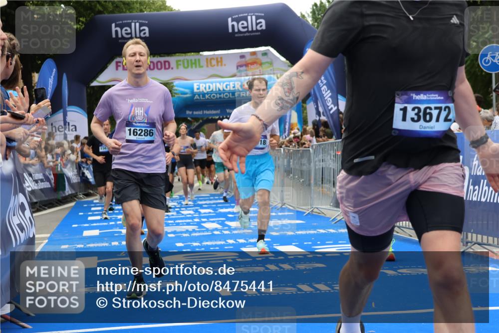 29.06.2025 - hella hamburg halbmarathon Strokosch-Dieckow http://msf.ph/oto/8475441 29.06.2025 10:47:16 Ziel 2274, 2623, 2864, 5024, 6134, 6168, 6203, 6373, 6716, 7480, 10208, 10211, 10423, 11077, 11491, 11518, 13007, 13672, 13782, 14722, 15611, 16089, 16286, 17718, 17915, 18856 meine-sportfotos.de