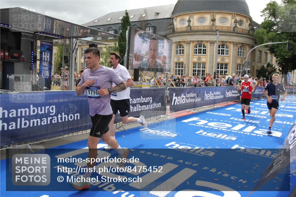 29.06.2025 - hella hamburg halbmarathon Michael Strokosch http://msf.ph/oto/8475452 29.06.2025 10:38:33 Ziel 1710, 2745, 3014, 3790, 8571, 14905, 14992, 16075, 16280, 18357 meine-sportfotos.de
