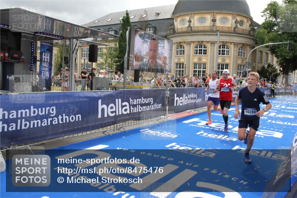 29.06.2025 - hella hamburg halbmarathon Michael Strokosch http://msf.ph/oto/8475476 29.06.2025 10:38:34 Ziel 1710, 2745, 3014, 3790, 8571, 11379, 14905, 16280, 18357 meine-sportfotos.de