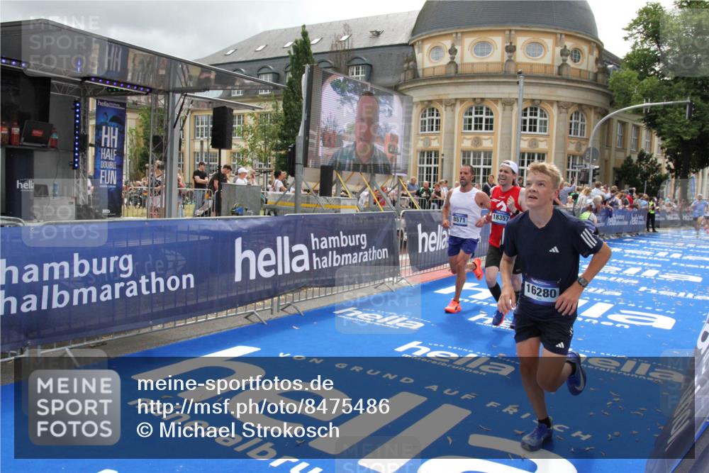29.06.2025 - hella hamburg halbmarathon Michael Strokosch http://msf.ph/oto/8475486 29.06.2025 10:38:34 Ziel 1710, 2745, 3014, 3790, 8571, 11379, 14905, 16280, 18357 meine-sportfotos.de