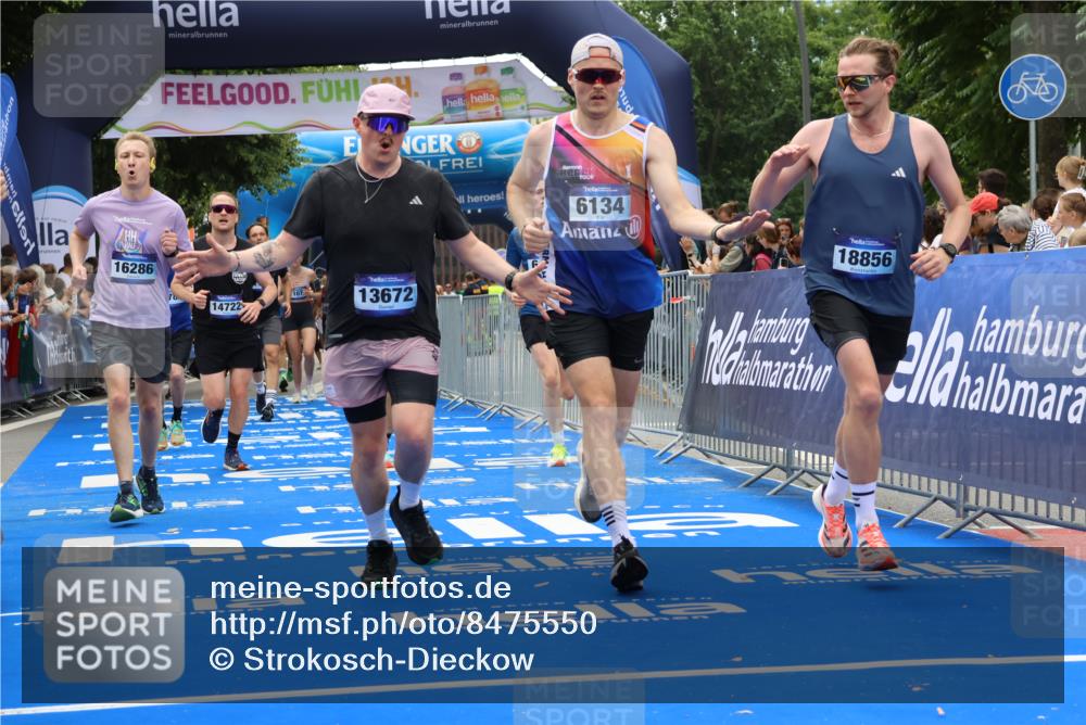 29.06.2025 - hella hamburg halbmarathon Strokosch-Dieckow http://msf.ph/oto/8475550 29.06.2025 10:47:15 Ziel 2623, 2864, 5024, 6134, 6168, 6203, 6373, 6716, 7480, 10208, 10211, 11491, 11518, 13007, 13672, 13782, 14722, 15611, 16089, 16286, 17718, 17915, 18856 meine-sportfotos.de