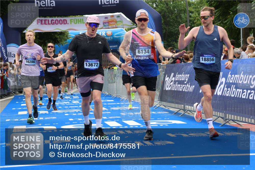 29.06.2025 - hella hamburg halbmarathon Strokosch-Dieckow http://msf.ph/oto/8475581 29.06.2025 10:47:15 Ziel 2623, 2864, 5024, 6134, 6168, 6203, 6373, 6716, 7480, 10208, 10211, 11491, 11518, 13007, 13672, 13782, 14722, 15611, 16089, 16286, 17718, 17915, 18856 meine-sportfotos.de