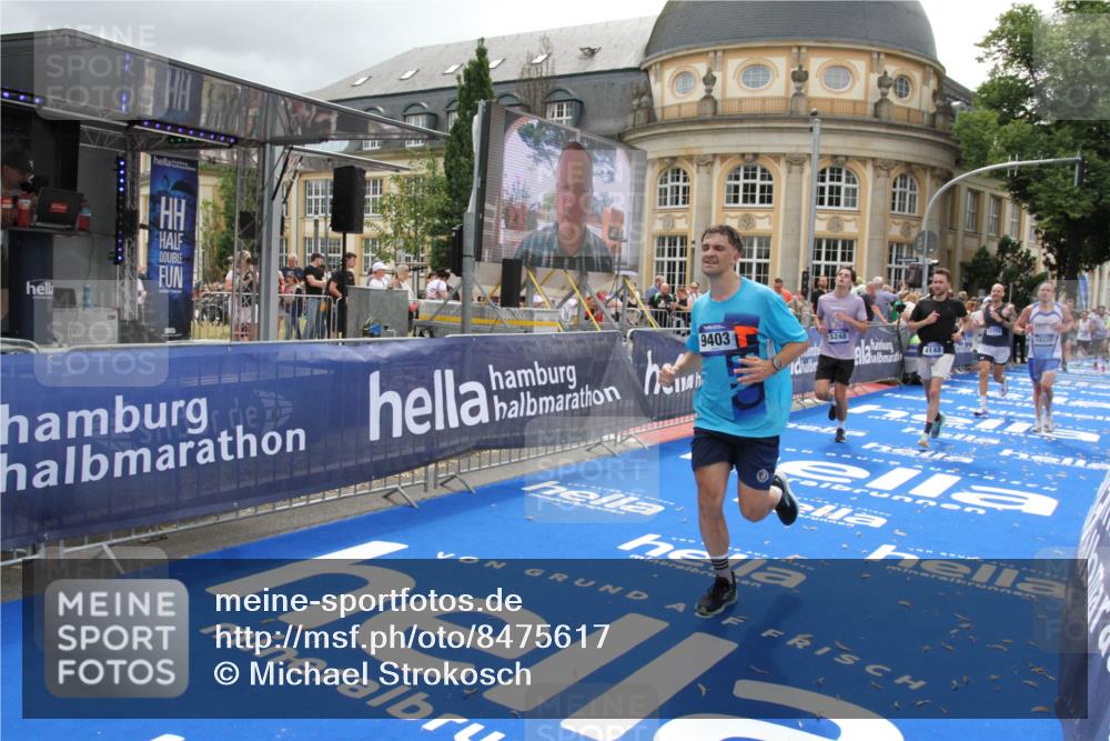 29.06.2025 - hella hamburg halbmarathon Michael Strokosch http://msf.ph/oto/8475617 29.06.2025 10:38:45 Ziel 2296, 2719, 4148, 5248, 6684, 8450, 9403, 11281, 11282, 12772, 13800, 15372, 18188, 19004 meine-sportfotos.de