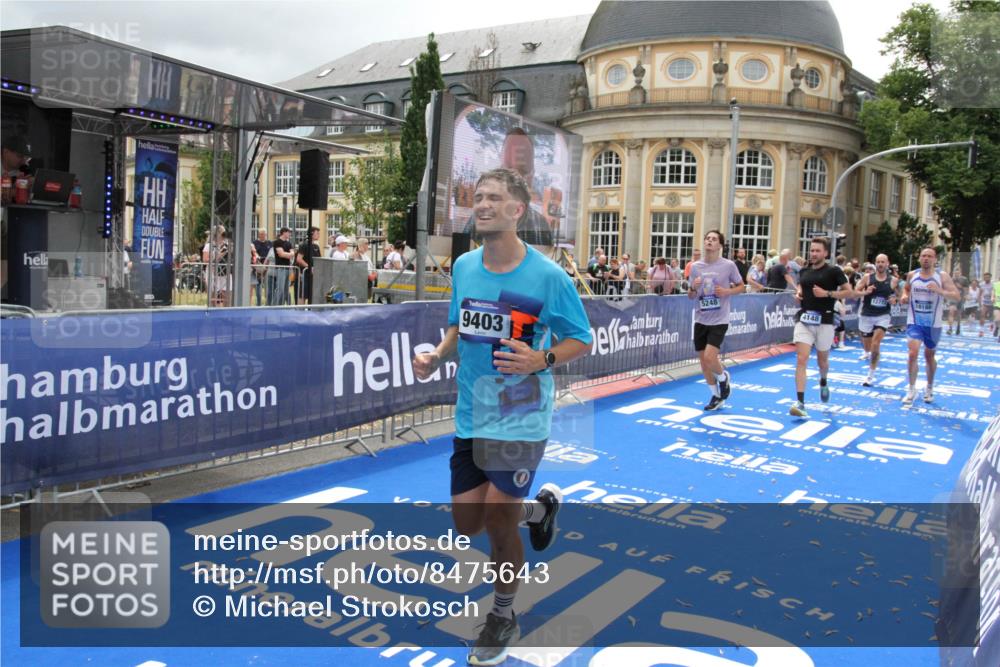 29.06.2025 - hella hamburg halbmarathon Michael Strokosch http://msf.ph/oto/8475643 29.06.2025 10:38:45 Ziel 2296, 2719, 4148, 5248, 6684, 8450, 9403, 11281, 11282, 12772, 13800, 15372, 18188, 19004 meine-sportfotos.de