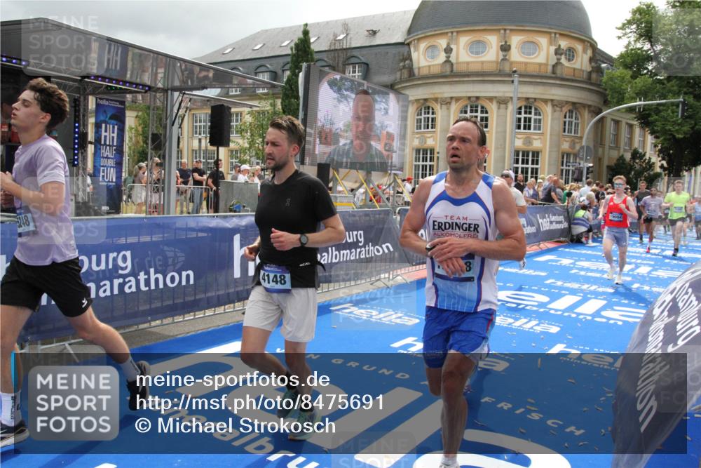 29.06.2025 - hella hamburg halbmarathon Michael Strokosch http://msf.ph/oto/8475691 29.06.2025 10:38:47 Ziel 2296, 2719, 4148, 5248, 6684, 8450, 9264, 9403, 9540, 10218, 11055, 11281, 11282, 12772, 13800, 15372, 18188, 19004 meine-sportfotos.de