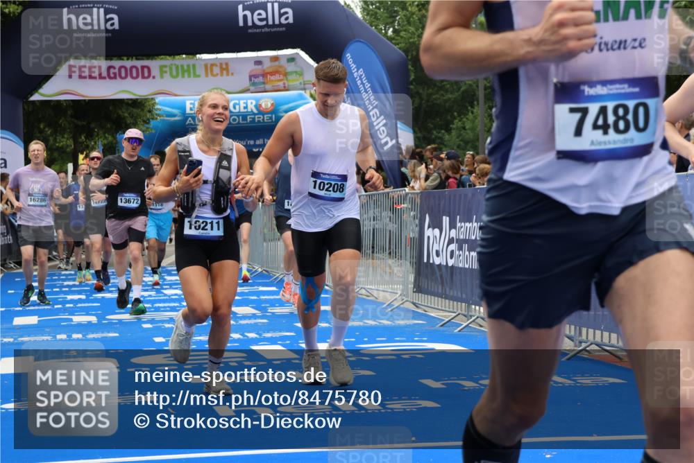 29.06.2025 - hella hamburg halbmarathon Strokosch-Dieckow http://msf.ph/oto/8475780 29.06.2025 10:47:13 Ziel 2623, 2864, 4093, 5024, 6134, 6168, 6203, 6373, 6716, 7480, 7908, 10208, 10211, 11518, 12579, 13007, 13672, 13782, 14722, 15611, 15684, 16286, 17718, 17915, 18856 meine-sportfotos.de