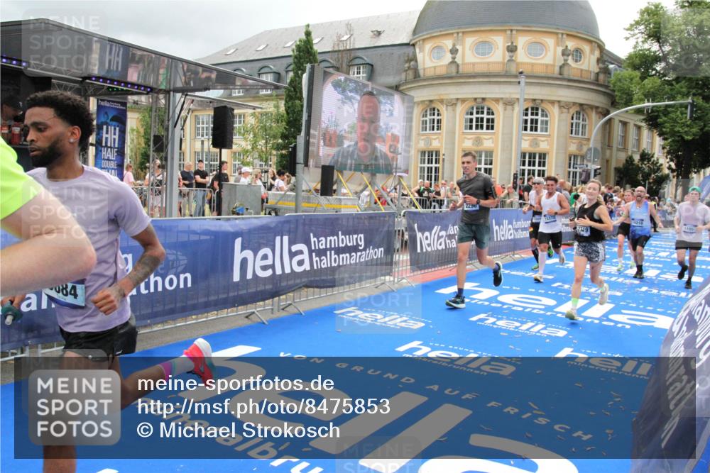 29.06.2025 - hella hamburg halbmarathon Michael Strokosch http://msf.ph/oto/8475853 29.06.2025 10:38:51 Ziel 2296, 2719, 6684, 8450, 9264, 9540, 10218, 11055, 11281, 11282, 13755, 13800, 14093, 15372 meine-sportfotos.de