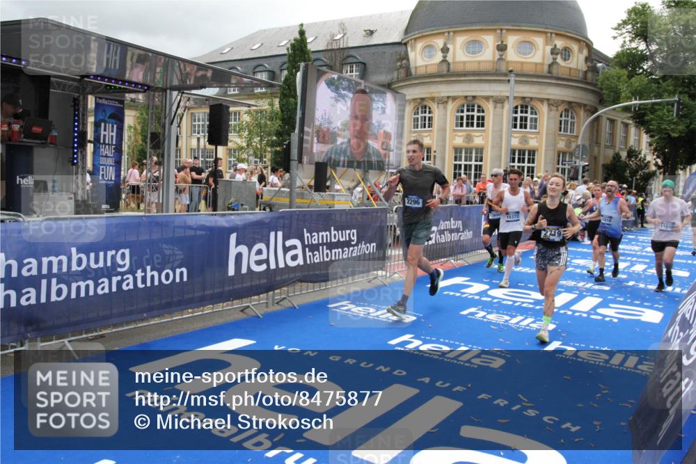 29.06.2025 - hella hamburg halbmarathon Michael Strokosch http://msf.ph/oto/8475877 29.06.2025 10:38:51 Ziel 2296, 2719, 6684, 8450, 9264, 9540, 10218, 11055, 11281, 11282, 13755, 13800, 14093, 15372 meine-sportfotos.de