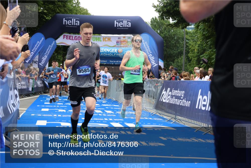 29.06.2025 - hella hamburg halbmarathon Strokosch-Dieckow http://msf.ph/oto/8476306 29.06.2025 10:46:05 Ziel 1759, 2189, 2707, 3087, 5648, 6460, 7450, 7961, 8269, 9585, 11094, 11125, 11936, 12269, 13630, 14462, 14804, 16136, 16466, 16475, 18081, 18702, 18797 meine-sportfotos.de