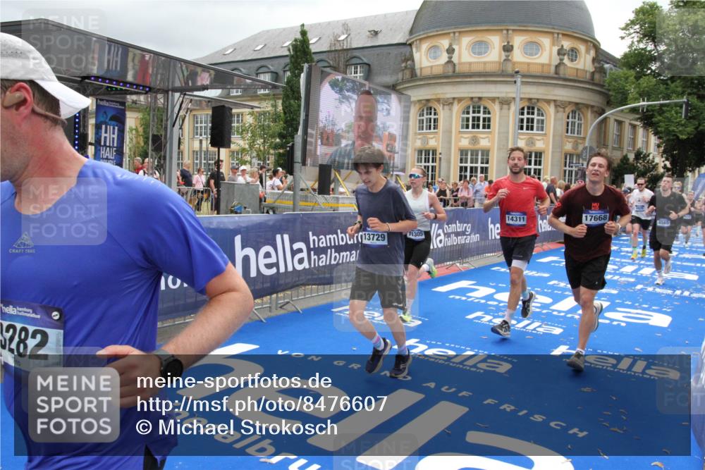 29.06.2025 - hella hamburg halbmarathon Michael Strokosch http://msf.ph/oto/8476607 29.06.2025 10:39:19 Ziel 2044, 3282, 4565, 5752, 6037, 8319, 8925, 11305, 12046, 13479, 13729, 14311, 17646, 17668, 18149 meine-sportfotos.de