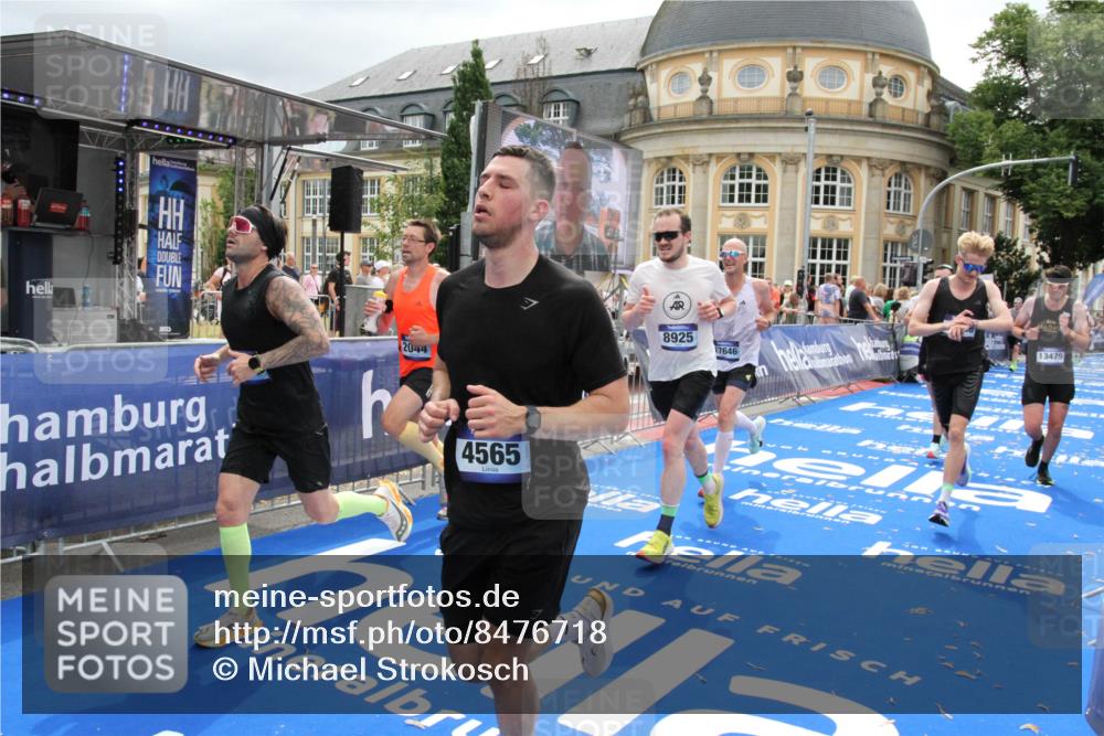 29.06.2025 - hella hamburg halbmarathon Michael Strokosch http://msf.ph/oto/8476718 29.06.2025 10:39:22 Ziel 2044, 4565, 5752, 6037, 8319, 8925, 12046, 13479, 14311, 14359, 15866, 17646 meine-sportfotos.de