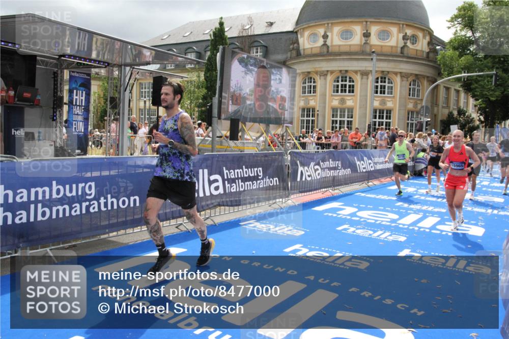 29.06.2025 - hella hamburg halbmarathon Michael Strokosch http://msf.ph/oto/8477000 29.06.2025 10:39:36 Ziel 1343, 7152, 7154, 9116, 9265, 11806, 14077, 15336, 15828, 15965, 17215, 17360, 18154, 18285, 18803 meine-sportfotos.de