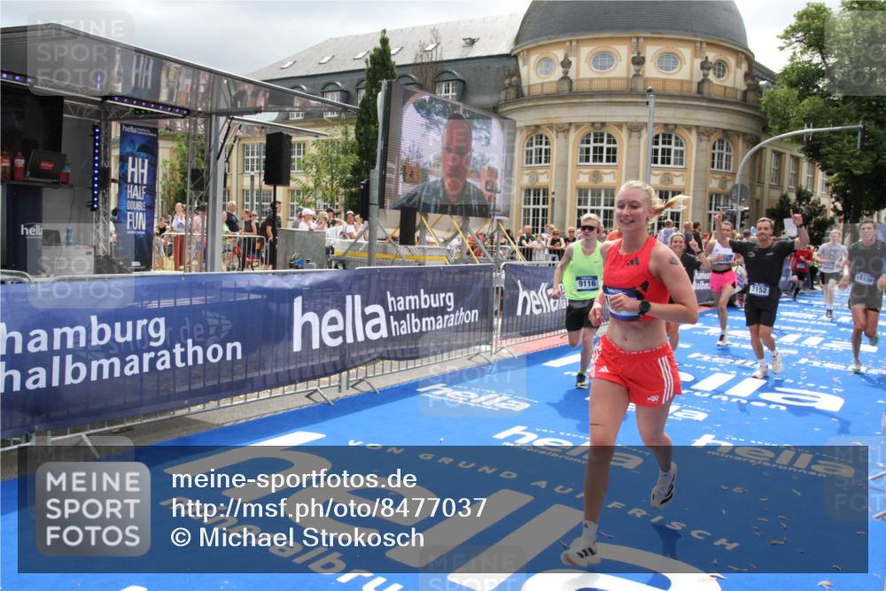 29.06.2025 - hella hamburg halbmarathon Michael Strokosch http://msf.ph/oto/8477037 29.06.2025 10:39:37 Ziel 1343, 7152, 7154, 9116, 9265, 11284, 11806, 14077, 15094, 15336, 15828, 15965, 17215, 17360, 18154, 18285, 18803 meine-sportfotos.de