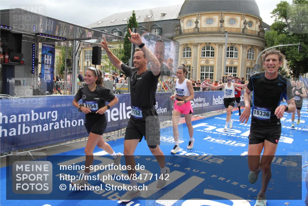 29.06.2025 - hella hamburg halbmarathon Michael Strokosch http://msf.ph/oto/8477142 29.06.2025 10:39:39 Ziel 1358, 4888, 7152, 7154, 9116, 9265, 11284, 11806, 14077, 15094, 15336, 15828, 15965, 17215, 17360, 17425, 18154, 18285, 18803 meine-sportfotos.de