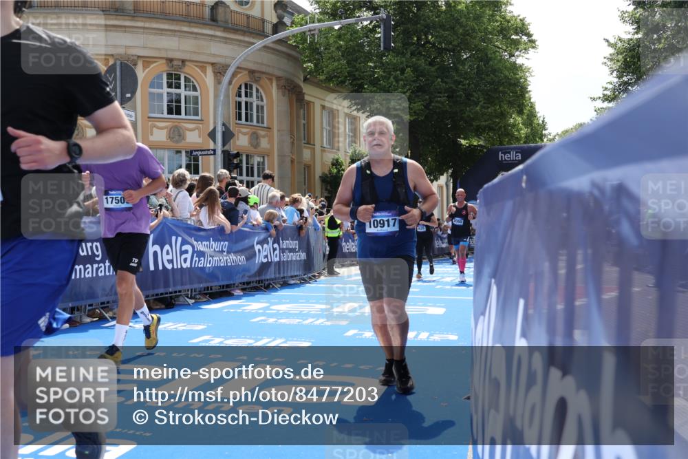 29.06.2025 - hella hamburg halbmarathon Strokosch-Dieckow http://msf.ph/oto/8477203 29.06.2025 11:31:48 Ziel 1844, 2000, 2080, 2569, 5012, 6626, 7344, 9995, 10341, 10917, 11656, 11665, 14479, 15147, 17509, 17517, 17664, 18613, 18931 meine-sportfotos.de