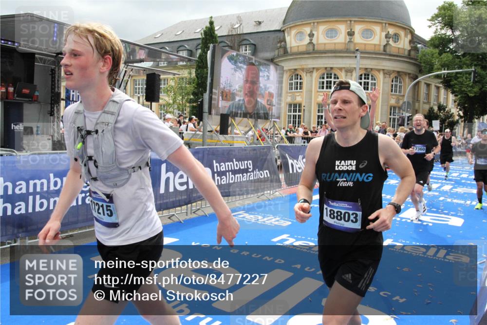 29.06.2025 - hella hamburg halbmarathon Michael Strokosch http://msf.ph/oto/8477227 29.06.2025 10:39:41 Ziel 1358, 4398, 4888, 7152, 7154, 9265, 11284, 11806, 14077, 15094, 15336, 15828, 16761, 17215, 17360, 17425, 18154, 18285, 18803 meine-sportfotos.de