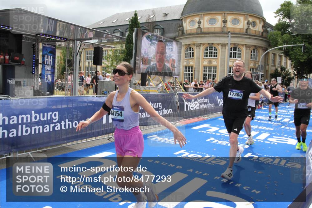 29.06.2025 - hella hamburg halbmarathon Michael Strokosch http://msf.ph/oto/8477293 29.06.2025 10:39:42 Ziel 1358, 4398, 4888, 11284, 11806, 14077, 15094, 15435, 15828, 16580, 16761, 17215, 17360, 17425, 18154, 18285, 18803 meine-sportfotos.de