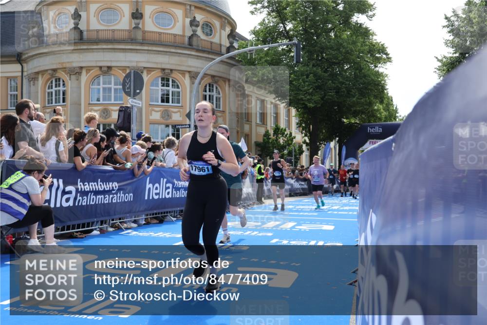 29.06.2025 - hella hamburg halbmarathon Strokosch-Dieckow http://msf.ph/oto/8477409 29.06.2025 11:32:20 Ziel 2278, 2376, 3670, 5126, 6057, 7043, 7468, 7497, 7898, 11453, 12423, 12424, 12813, 14559, 14743, 15072, 15465, 15487, 16256, 16898, 17104, 17157, 17291, 17352, 17404, 17961, 18823 meine-sportfotos.de
