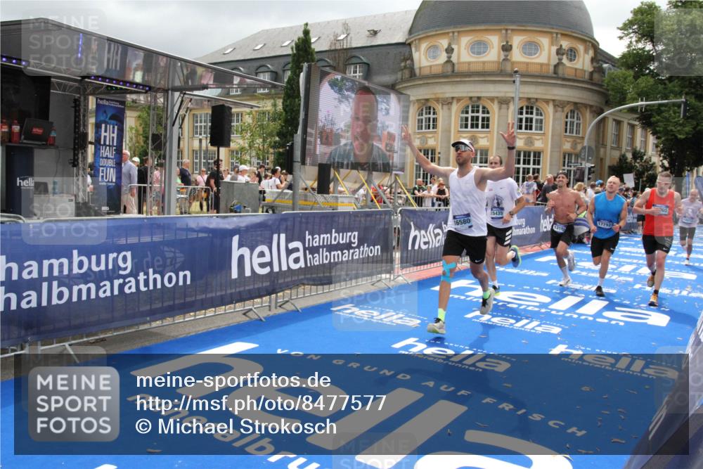 29.06.2025 - hella hamburg halbmarathon Michael Strokosch http://msf.ph/oto/8477577 29.06.2025 10:39:48 Ziel 1358, 1975, 4398, 13190, 14204, 15435, 15744, 16580, 16761, 17005, 17792, 18013 meine-sportfotos.de