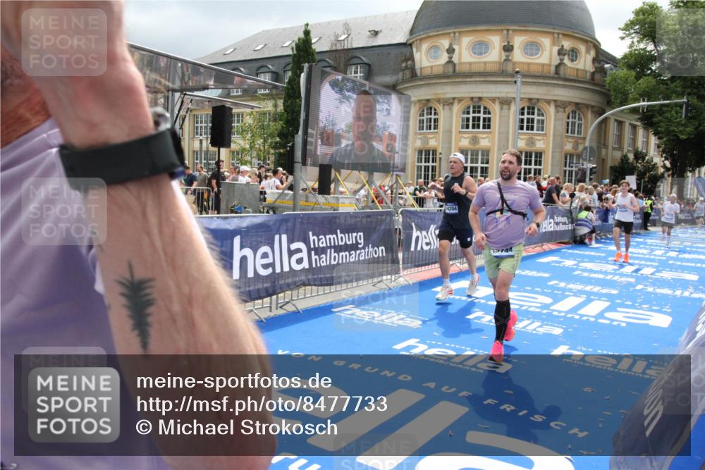 29.06.2025 - hella hamburg halbmarathon Michael Strokosch http://msf.ph/oto/8477733 29.06.2025 10:39:52 Ziel 1975, 2525, 2563, 2573, 4766, 6149, 11714, 13190, 14204, 15744, 15813, 17005, 17792, 18013 meine-sportfotos.de
