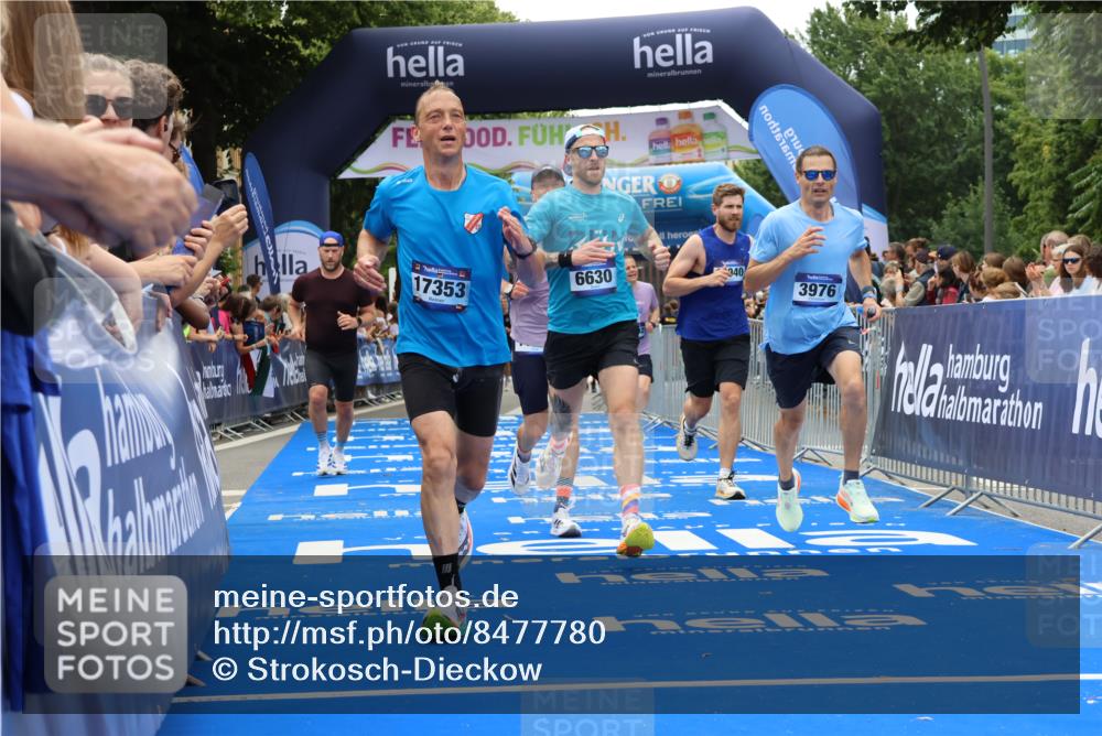 29.06.2025 - hella hamburg halbmarathon Strokosch-Dieckow http://msf.ph/oto/8477780 29.06.2025 10:46:46 Ziel 1942, 3976, 4091, 6630, 11858, 13940, 14541, 15900, 16175, 17172, 17353, 17492, 17669, 17743, 17865, 17892, 19105, 19128 meine-sportfotos.de