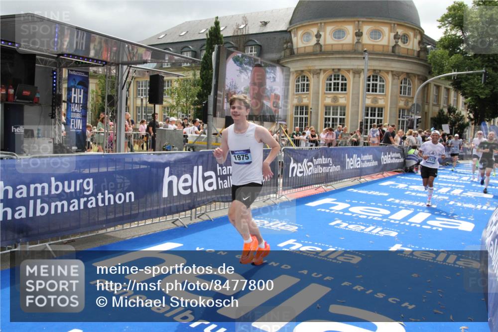 29.06.2025 - hella hamburg halbmarathon Michael Strokosch http://msf.ph/oto/8477800 29.06.2025 10:39:54 Ziel 1603, 1975, 2525, 2563, 2573, 4766, 6149, 7981, 11714, 14204, 15744, 15813 meine-sportfotos.de
