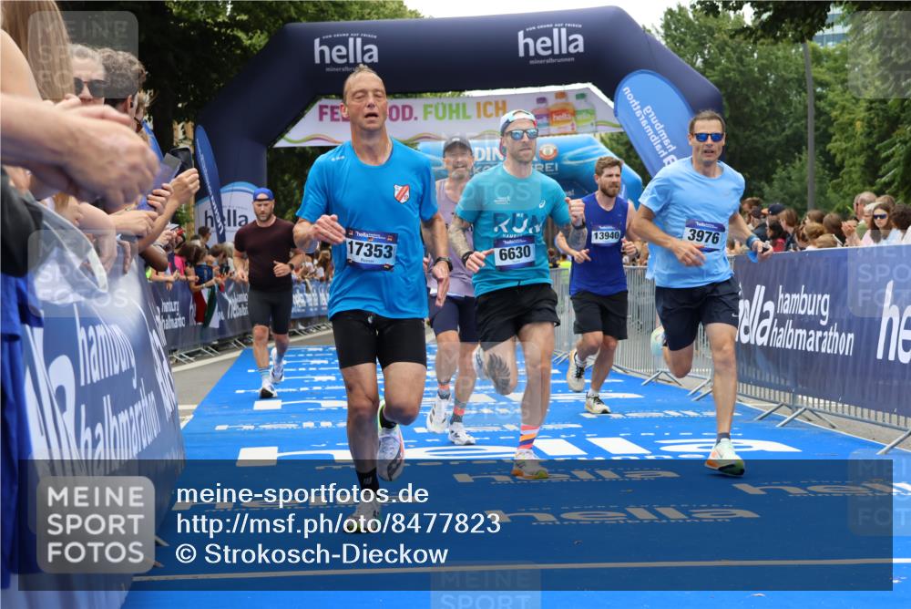 29.06.2025 - hella hamburg halbmarathon Strokosch-Dieckow http://msf.ph/oto/8477823 29.06.2025 10:46:46 Ziel 1942, 3976, 4091, 6630, 11858, 13940, 14541, 15900, 16175, 17172, 17353, 17492, 17669, 17743, 17865, 17892, 19105, 19128 meine-sportfotos.de