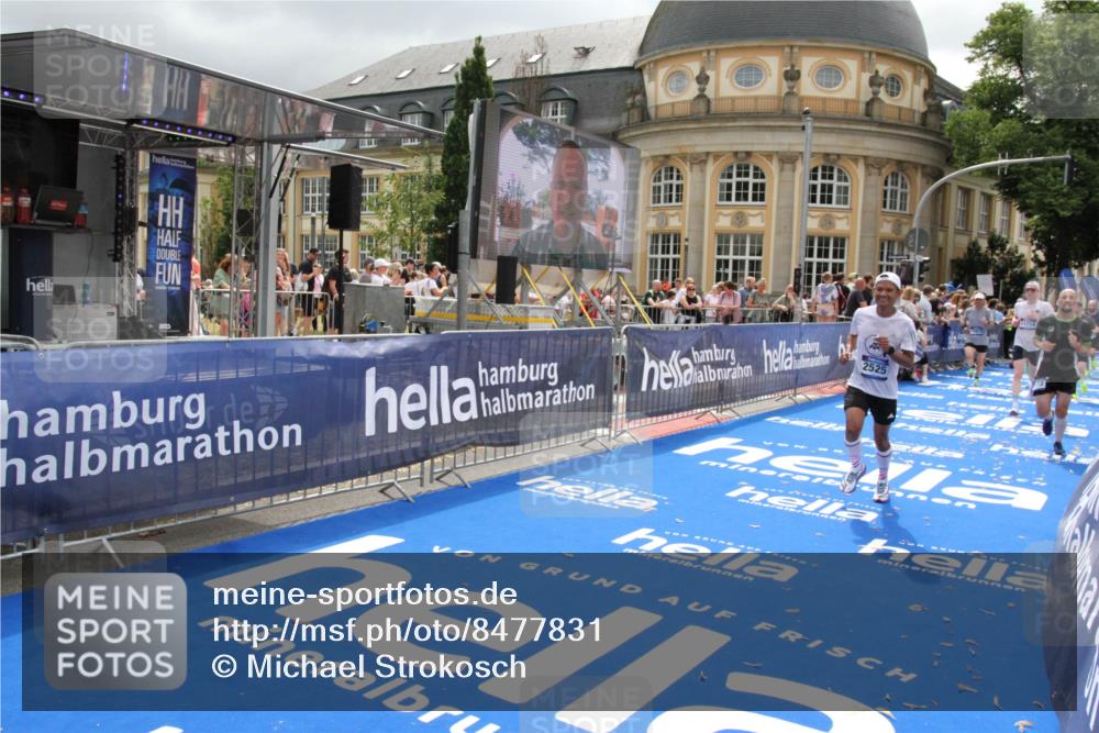 29.06.2025 - hella hamburg halbmarathon Michael Strokosch http://msf.ph/oto/8477831 29.06.2025 10:39:55 Ziel 1603, 1975, 2525, 2563, 2573, 4766, 6149, 7981, 8574, 11714, 15813 meine-sportfotos.de