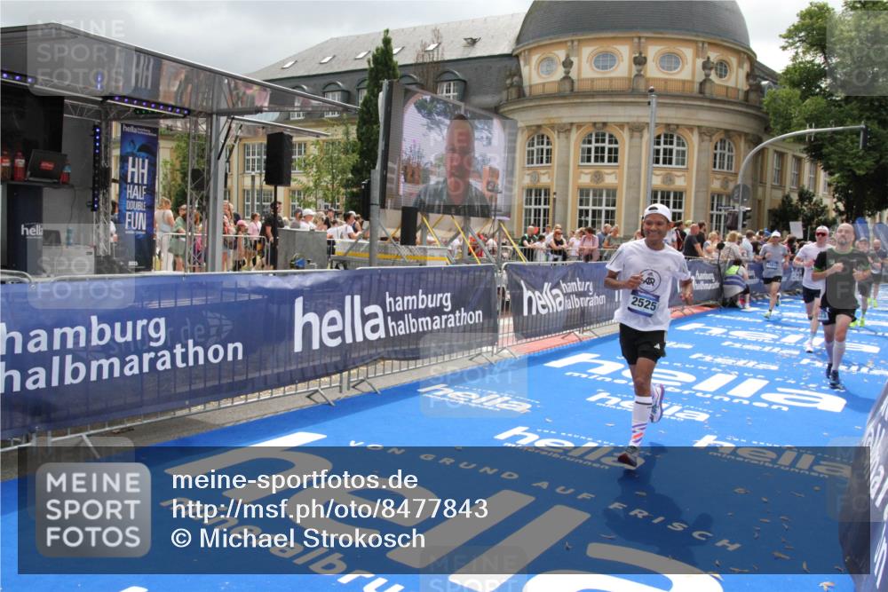 29.06.2025 - hella hamburg halbmarathon Michael Strokosch http://msf.ph/oto/8477843 29.06.2025 10:39:55 Ziel 1603, 1975, 2525, 2563, 2573, 4766, 6149, 7981, 8574, 11714, 15813 meine-sportfotos.de