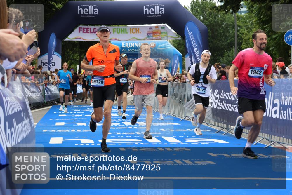 29.06.2025 - hella hamburg halbmarathon Strokosch-Dieckow http://msf.ph/oto/8477925 29.06.2025 10:46:41 Ziel 1920, 1942, 3976, 6630, 9051, 11858, 13525, 13554, 13940, 14541, 15026, 15133, 15714, 15900, 16175, 17353, 17669, 17743, 17865, 18297, 19128 meine-sportfotos.de