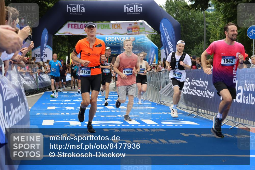29.06.2025 - hella hamburg halbmarathon Strokosch-Dieckow http://msf.ph/oto/8477936 29.06.2025 10:46:41 Ziel 1920, 1942, 3976, 6630, 9051, 11858, 13525, 13554, 13940, 14541, 15026, 15133, 15714, 15900, 16175, 17353, 17669, 17743, 17865, 18297, 19128 meine-sportfotos.de