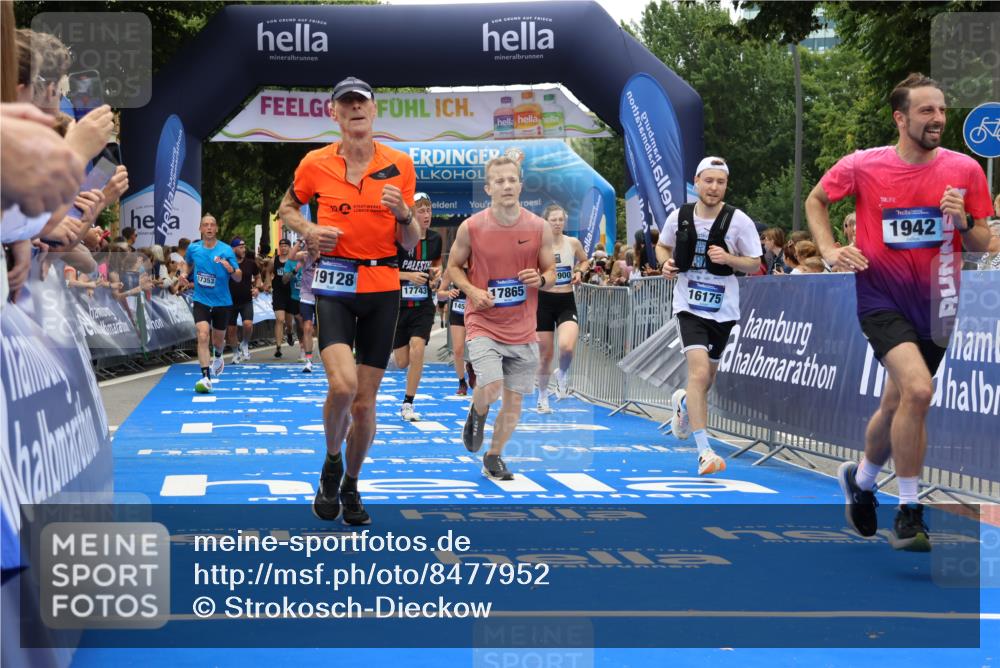 29.06.2025 - hella hamburg halbmarathon Strokosch-Dieckow http://msf.ph/oto/8477952 29.06.2025 10:46:41 Ziel 1920, 1942, 3976, 6630, 9051, 11858, 13525, 13554, 13940, 14541, 15026, 15133, 15714, 15900, 16175, 17353, 17669, 17743, 17865, 18297, 19128 meine-sportfotos.de