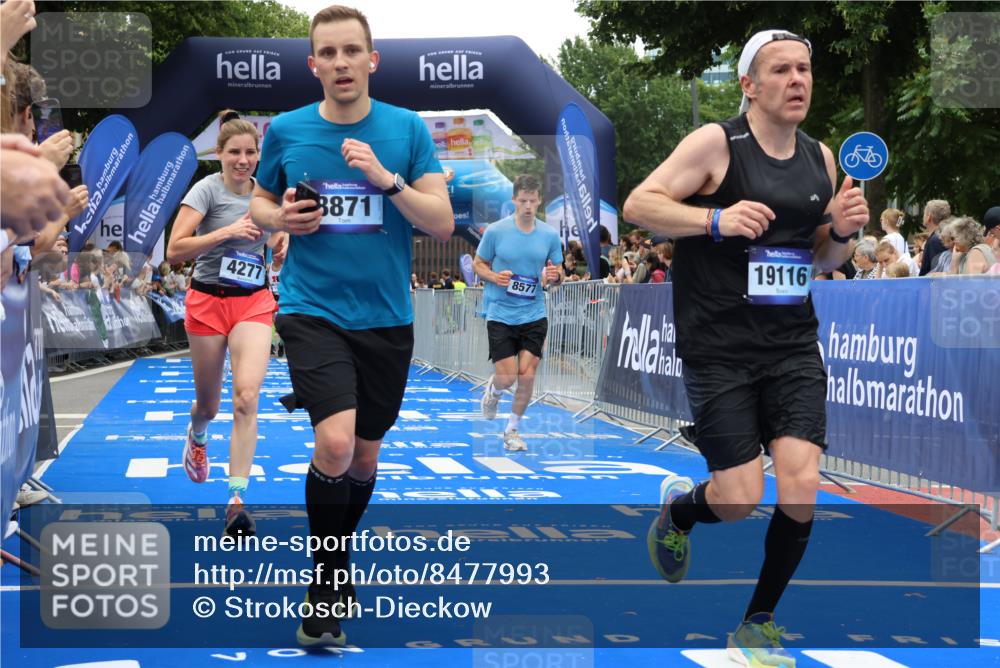 29.06.2025 - hella hamburg halbmarathon Strokosch-Dieckow http://msf.ph/oto/8477993 29.06.2025 10:45:56 Ziel 2189, 3477, 4277, 5648, 6460, 6532, 8269, 8577, 8871, 10792, 11821, 11936, 12084, 12269, 14462, 14804, 14911, 15149, 16624, 17008, 18081, 18185, 19116 meine-sportfotos.de