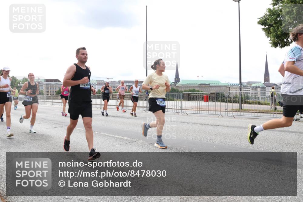 29.06.2025 - hella hamburg halbmarathon Lena Gebhardt http://msf.ph/oto/8478030 29.06.2025 10:33:25 Lombardsbrücke 955, 9591, 964, 17135, 1122, 341, 1324, 1764, 1995, 2038, 2054, 2085, 2342, 2776, 2838, 2959, 3170, 3341, 3391, 3560, 3812, 3871, 4030, 4096, 4164, 4361, 4433, 4445, 4449, 4555, 4650, 5075, 5096, 5110, 5141, 5180, 5569, 5581, 5917, 6109, 6773, 6854, 6999, 7653, 7705, 7982, 8021, 8157, 8282, 8595, 8891, 9143, 9234, 9258, 9289, 9438, 9471, 9591, 9592, 9750, 9768, 9780, 9799, 11229, 11260, 11713, 11811, 11826, 12039, 14305, 14743, 15951 meine-sportfotos.de
