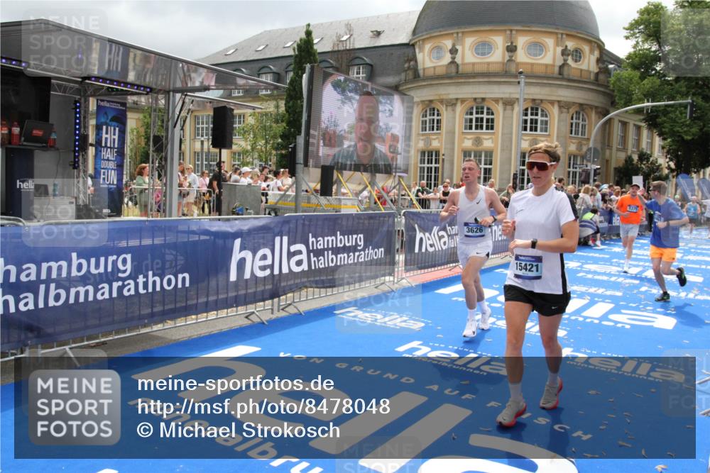 29.06.2025 - hella hamburg halbmarathon Michael Strokosch http://msf.ph/oto/8478048 29.06.2025 10:40:03 Ziel 2826, 3626, 5050, 5375, 6080, 7981, 8467, 8574, 12091, 13514, 15421, 17973 meine-sportfotos.de
