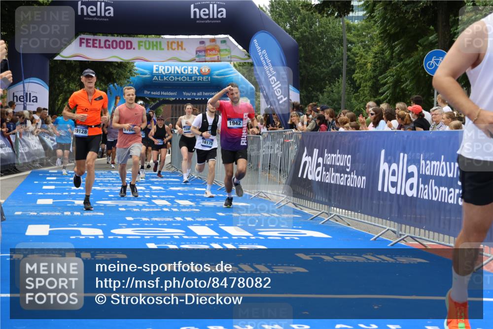 29.06.2025 - hella hamburg halbmarathon Strokosch-Dieckow http://msf.ph/oto/8478082 29.06.2025 10:46:40 Ziel 1920, 1942, 3976, 6630, 9051, 11858, 13525, 13554, 14541, 15026, 15133, 15206, 15714, 15900, 16175, 17353, 17669, 17743, 17865, 18297, 19128 meine-sportfotos.de