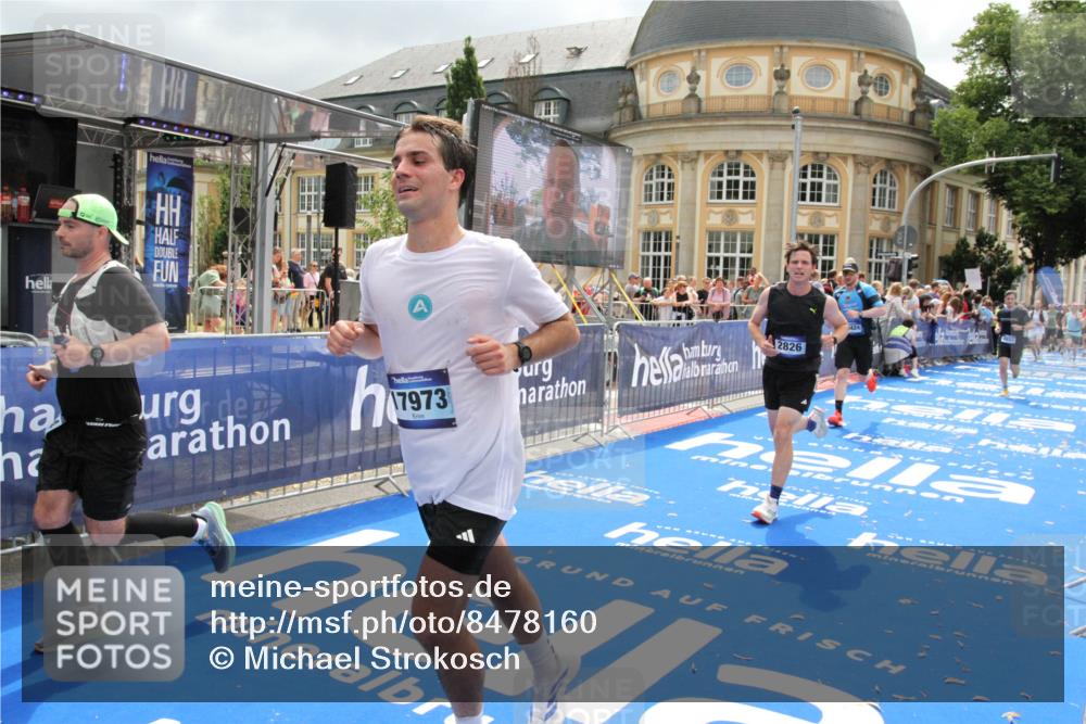29.06.2025 - hella hamburg halbmarathon Michael Strokosch http://msf.ph/oto/8478160 29.06.2025 10:40:10 Ziel 2826, 4381, 5007, 5050, 5508, 5916, 6080, 7495, 8933, 12091, 13514, 15424, 17973 meine-sportfotos.de